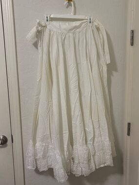 Vintage folclórico White lace maxi skirt with ruffled hem and adjustable waist